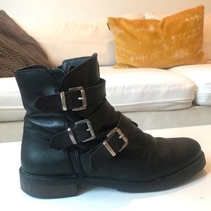 Leather boots with buckles on the side!🌷🌷